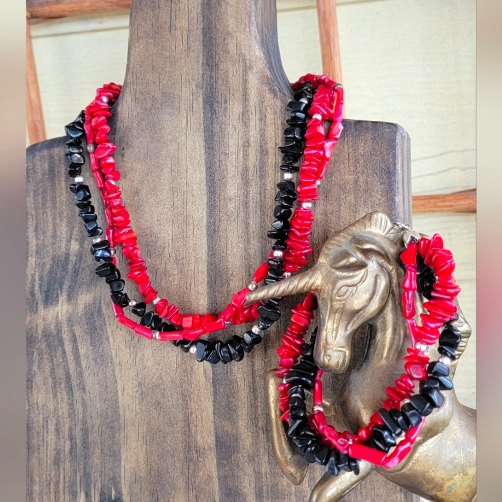 VINTAGE 3 STRAND CORAL BLACK ONYX NATURAL STONE NECKLACE BRACELET SET (010NECK)